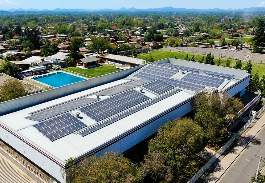 Paneles solares en techo con Solcor