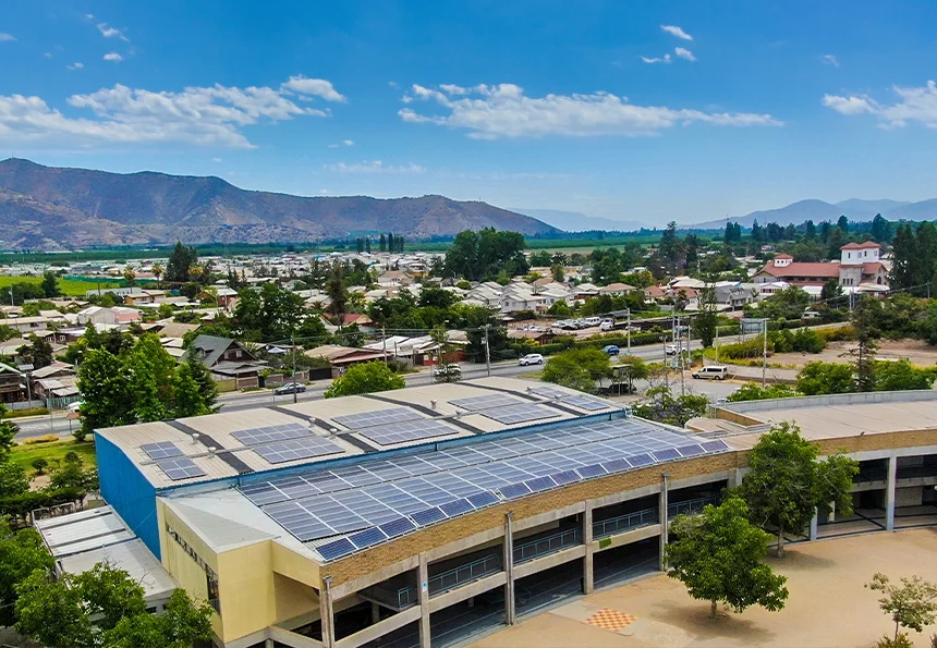 Paneles solares en techo con Solcor